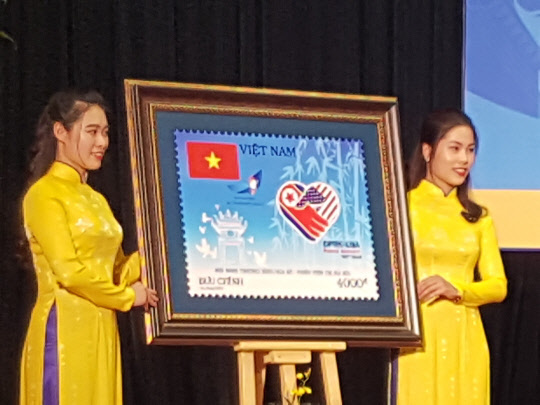 지난달 26일 하노이 국제미디어센터(IMC)에서 공개된 미북정상회담 기념 특별 우표.  연합뉴스